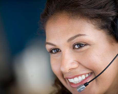 Impiegata FedEx che risponde al telefono